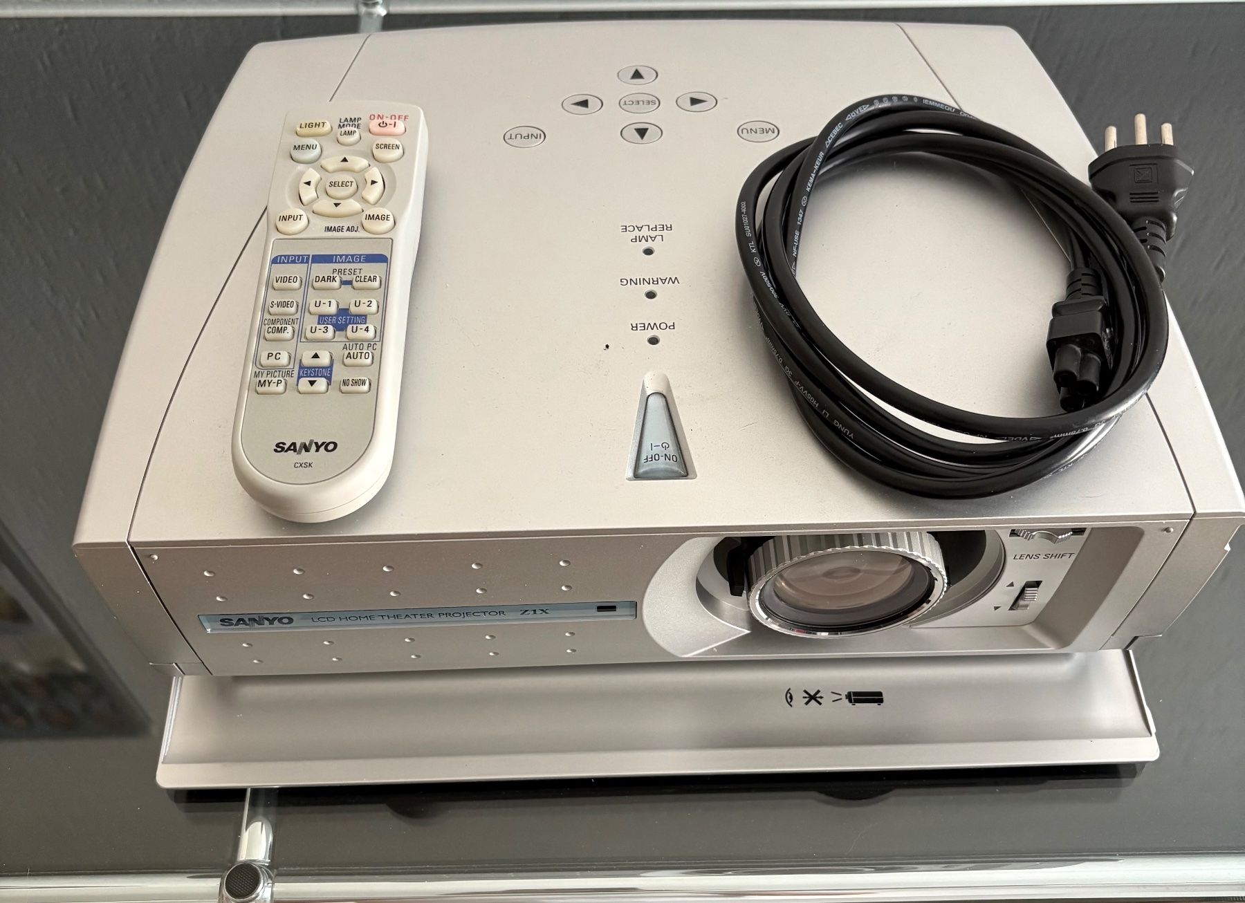 Sanyo Vidéoprojecteurs: Beamer SANYO Model: PLV - Z1X – D'occasion à Ipsach par schoenias