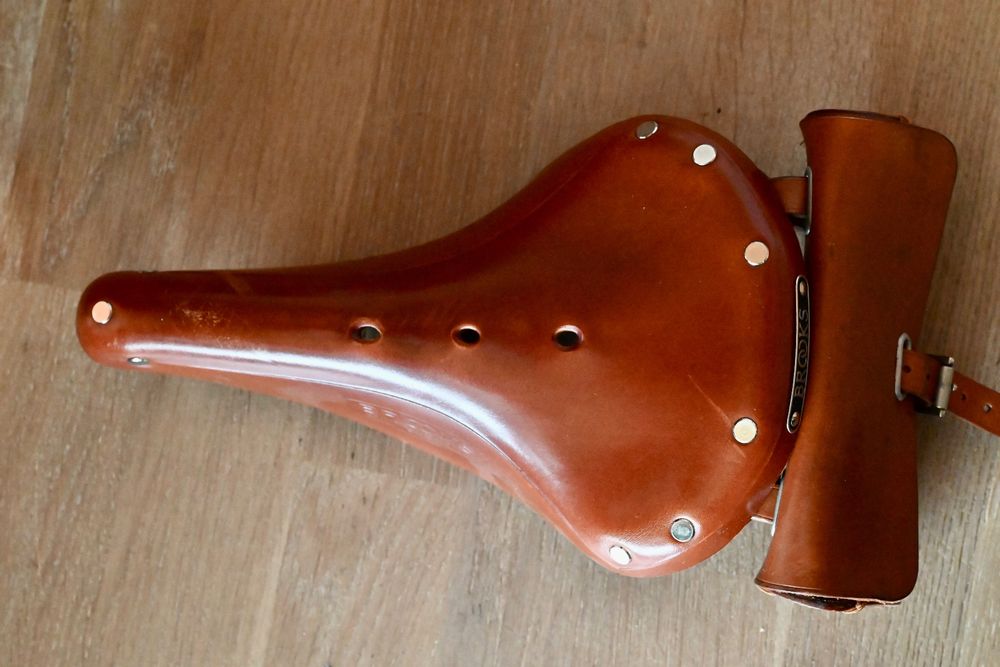 ancienne selle de vélo En Cuir Avec Sacoche - ALCYON