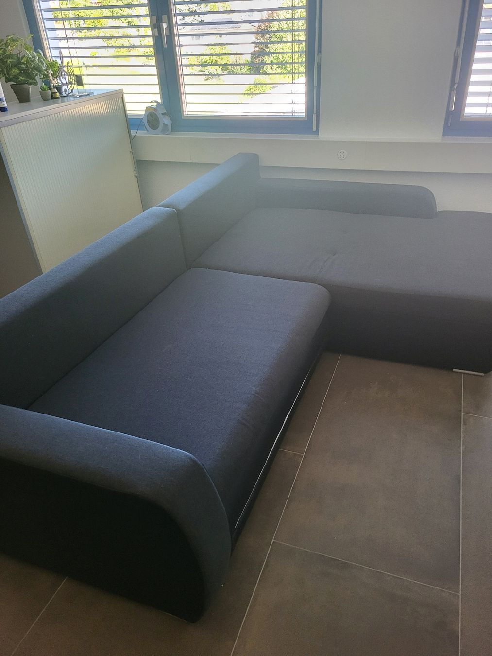 Divani: Ecksofa grau mit Bettfunktion guter Zustand – Usato da Uznach venduto da Kerruk 2