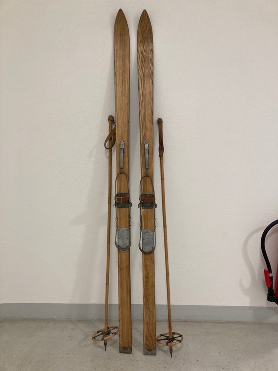 Anciens Skis En Bois Avec Fixation - Antiquité Rare, Parfaits Pour La Déco Vintage Ou Collection