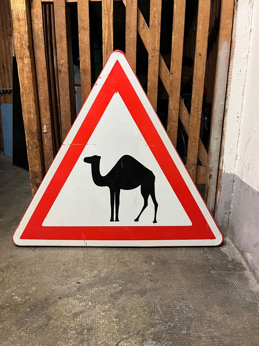 Insegne: Verkehrsschild / Warnschild «Vorsicht Kamel» (oder Dromedar) – Usato da Basel venduto da Laserjay