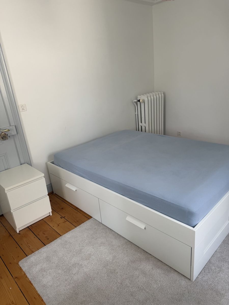 Lits: IKEA BRIMNES Bed + Lattenrost + Matratze + Bedside Table – D'occasion à Basel par vbk_zq6r