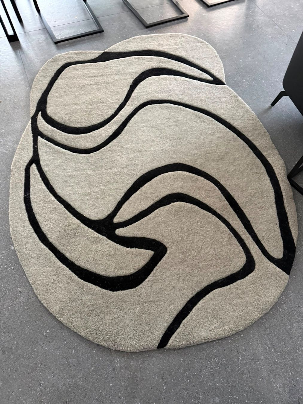 Tapis: Individueller moderner Teppich aus Indien – Neuf (Voir description) à Sins par Divo1