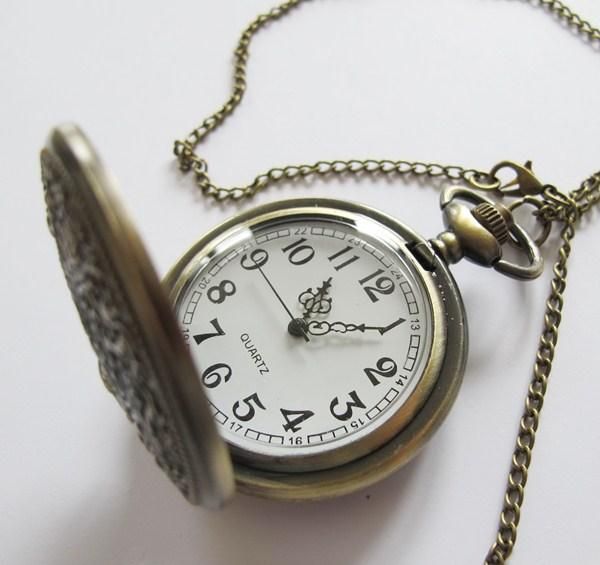 Uhren: Umhängeuhr Relief / Ornament mit Kette – Neu (gemäss Beschreibung) aus Schwanden GL von UHRKNALL 2
