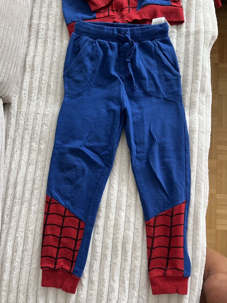 Kleiderpakete & -sets: MARVEL SPIDERMAN TRAINERANZUG GR 128 – Gebraucht aus Basel von theo-g77 1