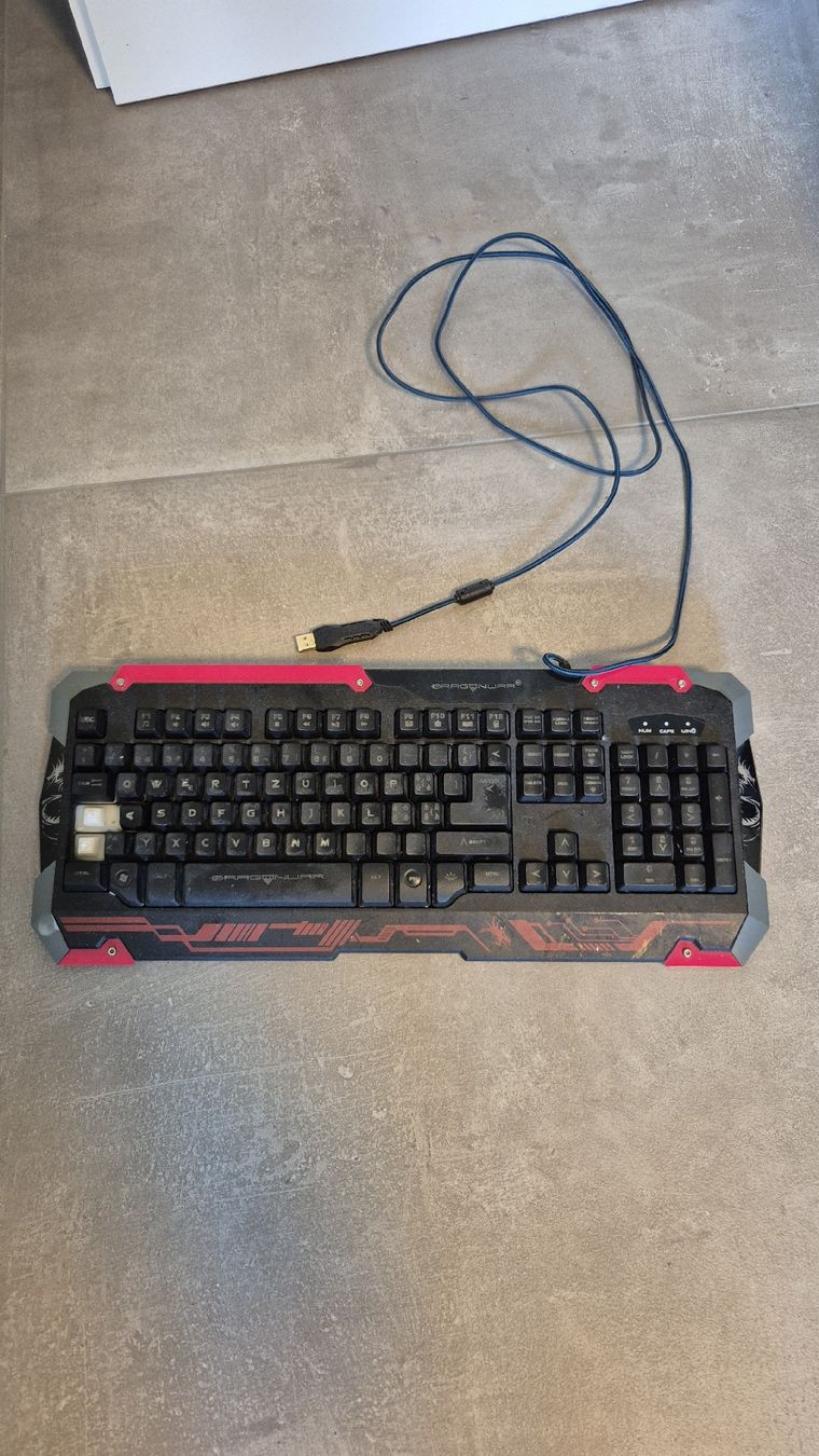 Tastaturen: Clavier USB gaming noir et rouge – Gebraucht aus Vérossaz von meg_8tjs