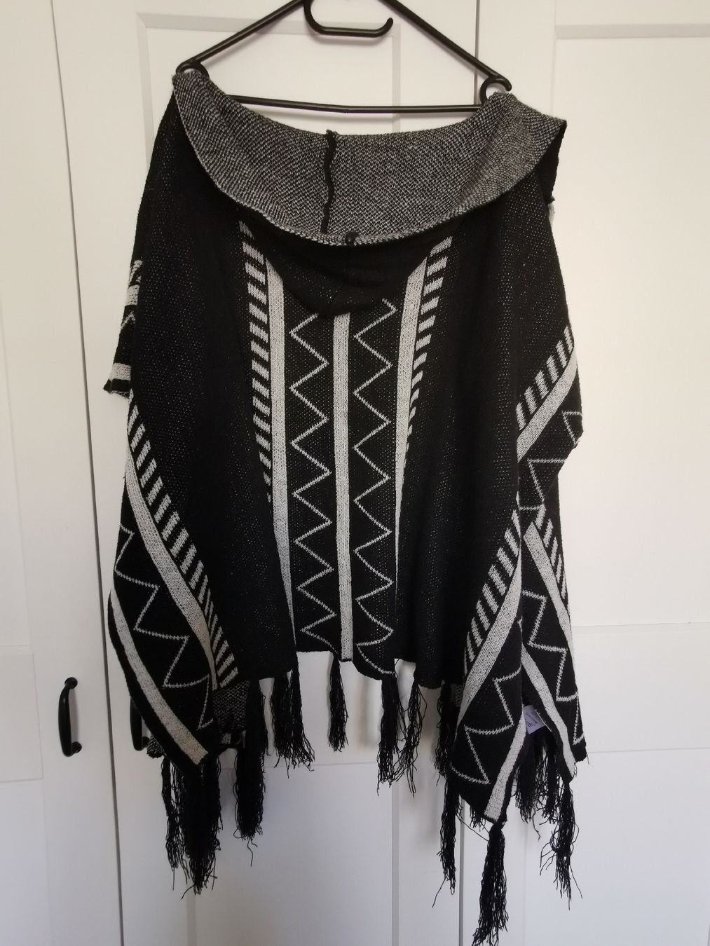 Autres vêtements & accessoires: Poncho mit Musterung – Neuf (Voir description) à Zürich par Immoertel 1