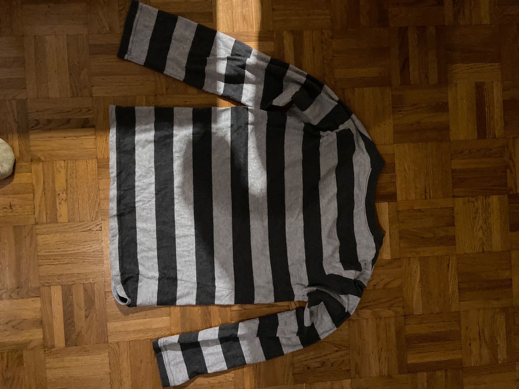 Pullover & Sweatshirts: Pull garçon manches longues rayé gris/noir, 144-140cm – Gebraucht aus Genève von captus 1