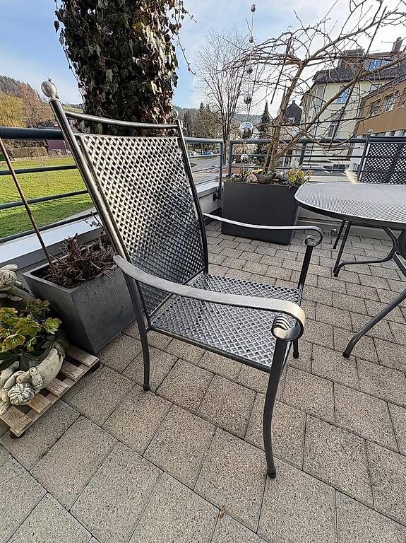 Tische: Gartentisch mit zwei Gartenstühlen – Gebraucht aus Dietschwil von sam_9533 1