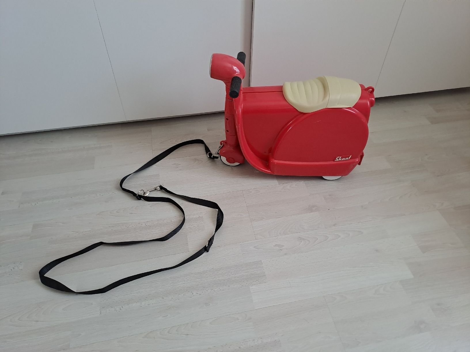 Reisekoffer: Kindertrolley Roller rot Marke Skoot Kinderkoffer – Gebraucht aus Rickenbach LU von bishiida 1