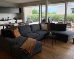 Grosses Sofa mit Verstaumöglichkeit