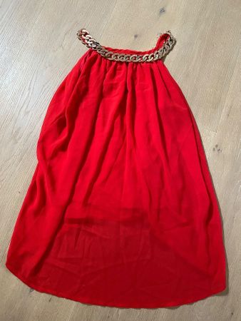 Neues rotes Top mit Goldkette als Dekoration Grösse S