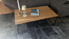 Stilvoller Eichenholz-Couchtisch mit Metallgestell 