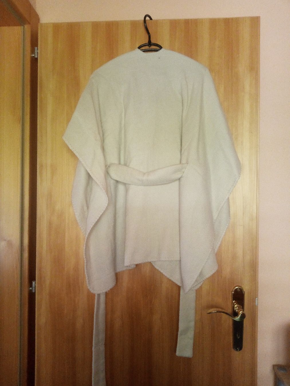Altro in Moda donna: Cape d'hiver chaude et élégante - Taille unique! – Nuovo (secondo la descrizione) da Dugny (Leytron) venduto da NaMartinet 1