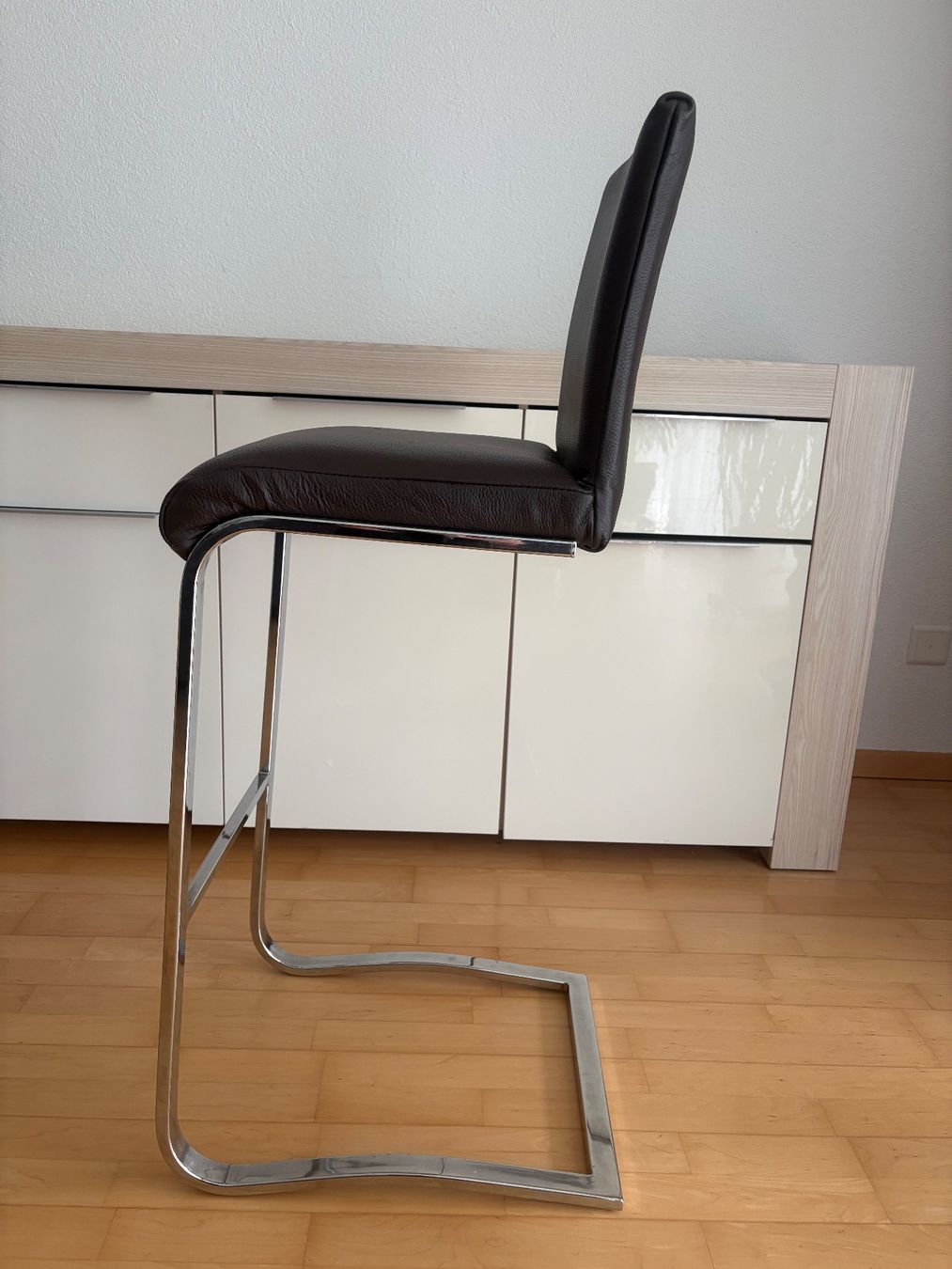 Sgabelli: 3 elegante Barstühle aus Leder – Usato da St. Gallen venduto da Medinax 2