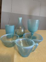 Ensemble de verres et carafe en verre bleu vintage