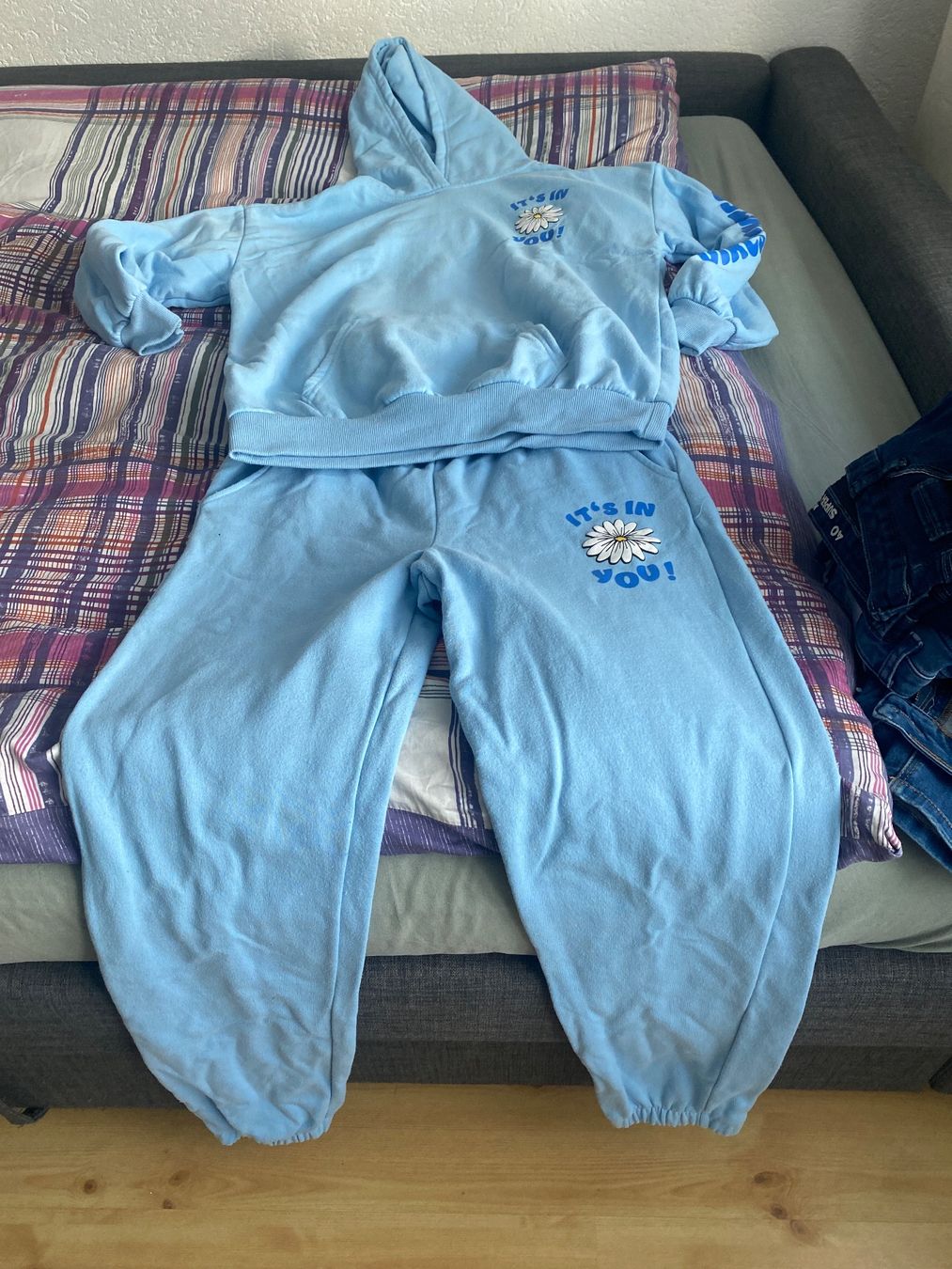 Completi: Hellblauer Jogginganzug mit Blumen, Gr. 170/176 neuwertig! – Usato da Hauenstein venduto da Ginsy