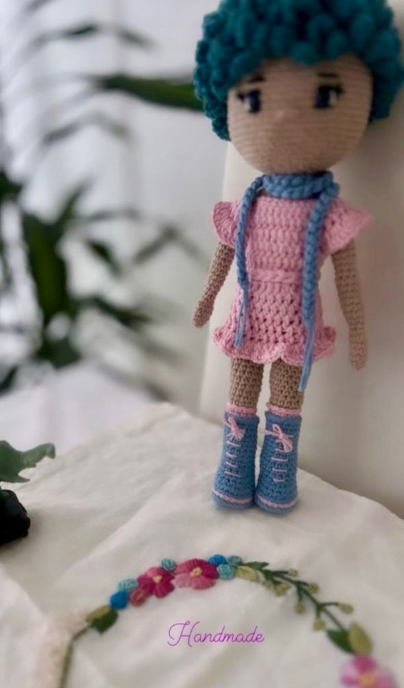 Bambole: Handmade crocheted doll with blue hair. – Nuovo (secondo la descrizione) da Oftringen venduto da Eylem79 2