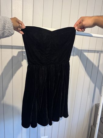 Samtkleid schwarz trägerlos in gutem Zustand