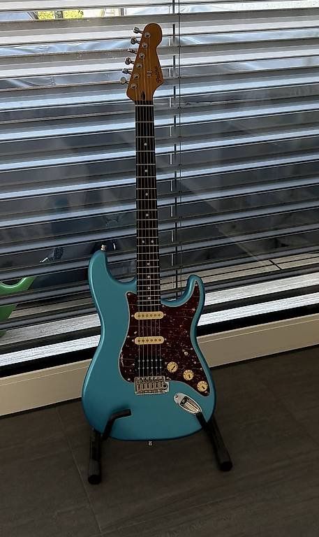 Strumenti musicali: Stratocaster Patina PS-4 HSS Nitrocellulose Locking Knochen – Nuovo (secondo la descrizione) da Solothurn venduto da swisssonic