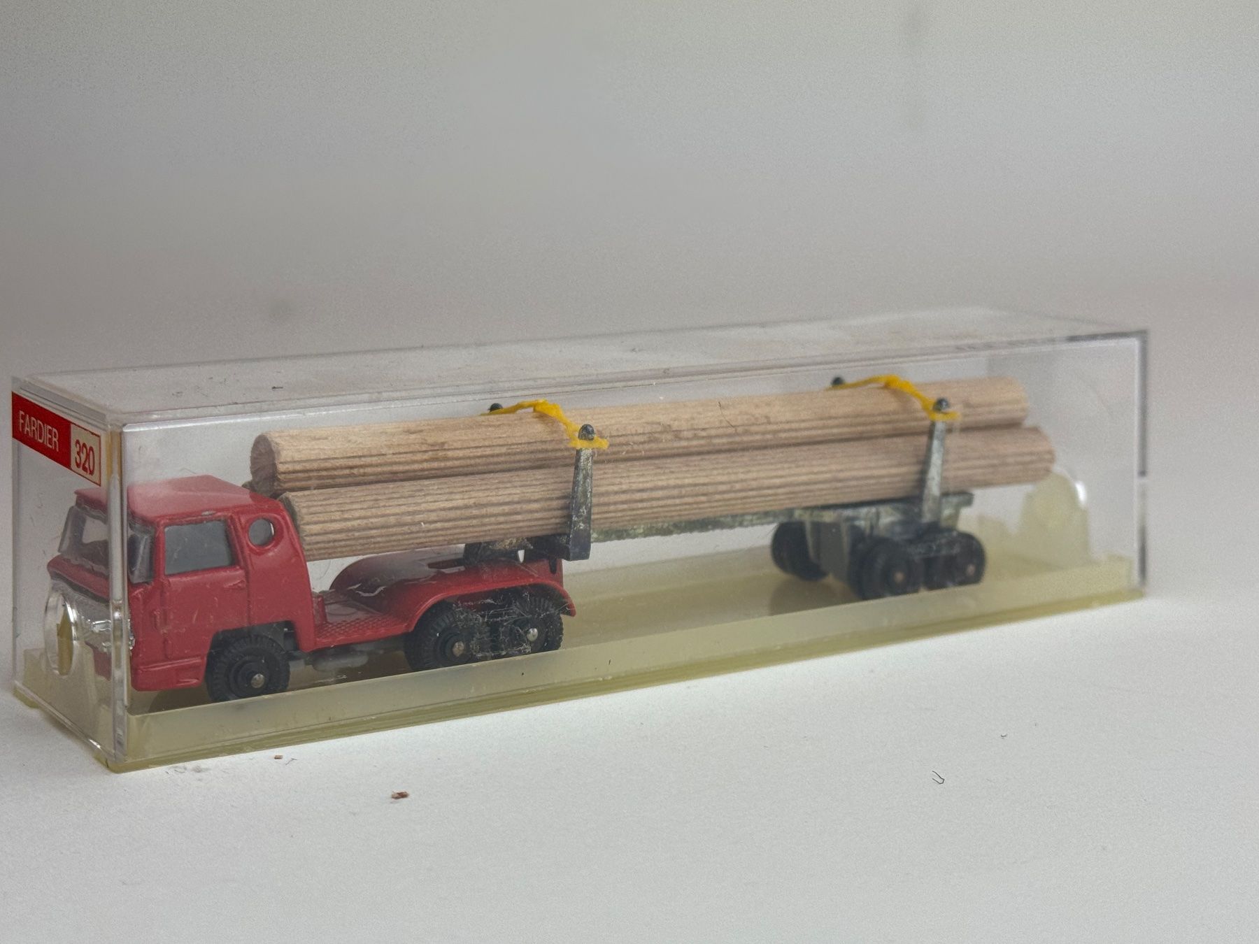 Majorette Modellini d'auto: CH- Majorette Holztransporter rot – Usato da Elm venduto da Wikmtz