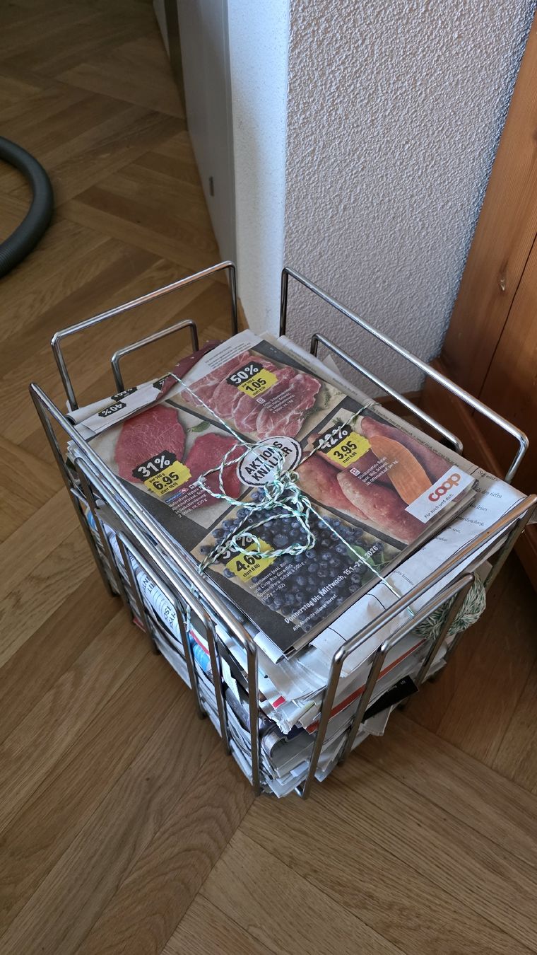 Autres articles pour la maison: Zeitschriften- Papierkorb Metall – D'occasion à Opfikon par gaechtibvb