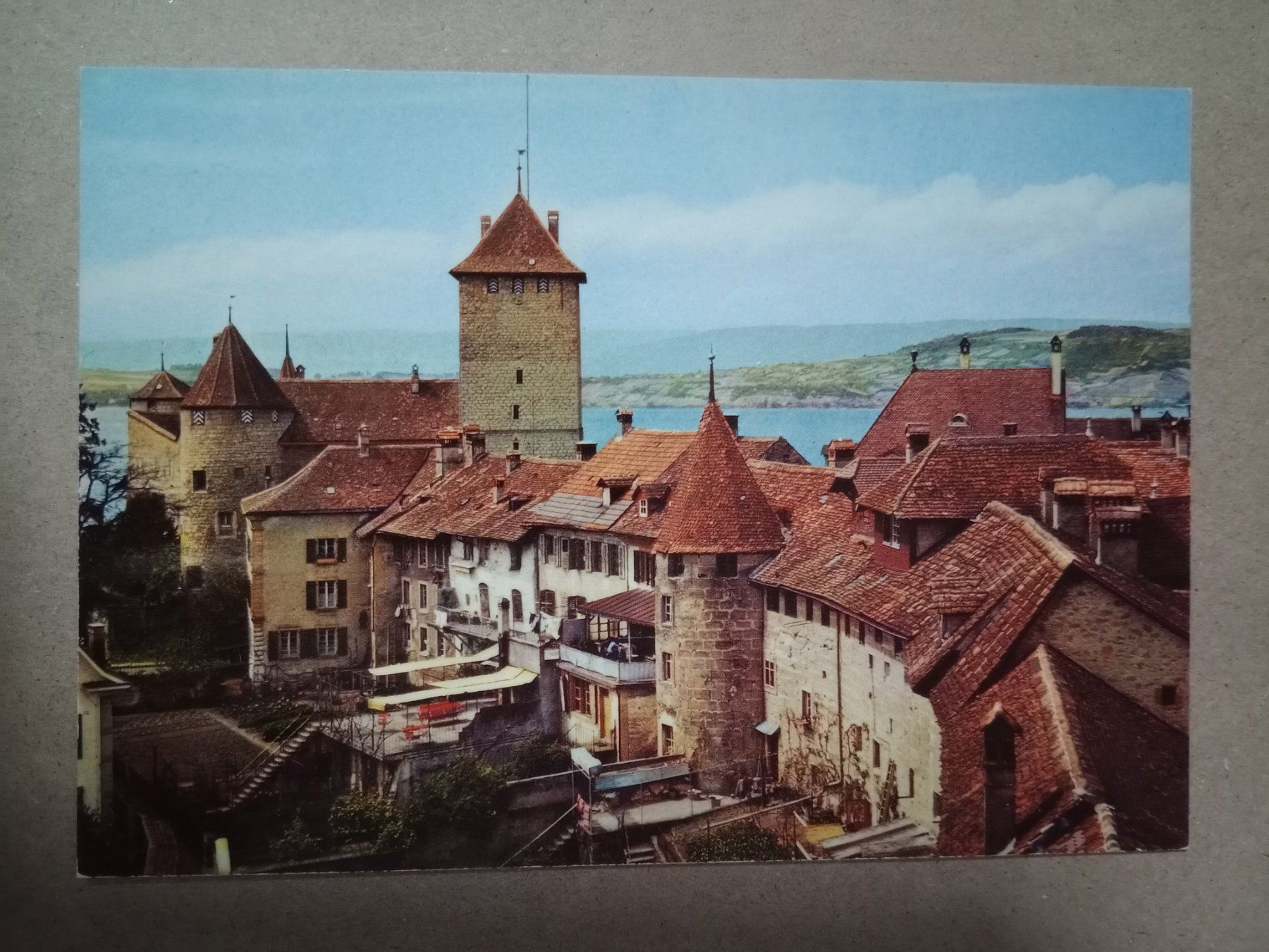 Cartoline postali: Ak Murten Morat mit Schloss – Usato da Küttigen venduto da Melisch1000