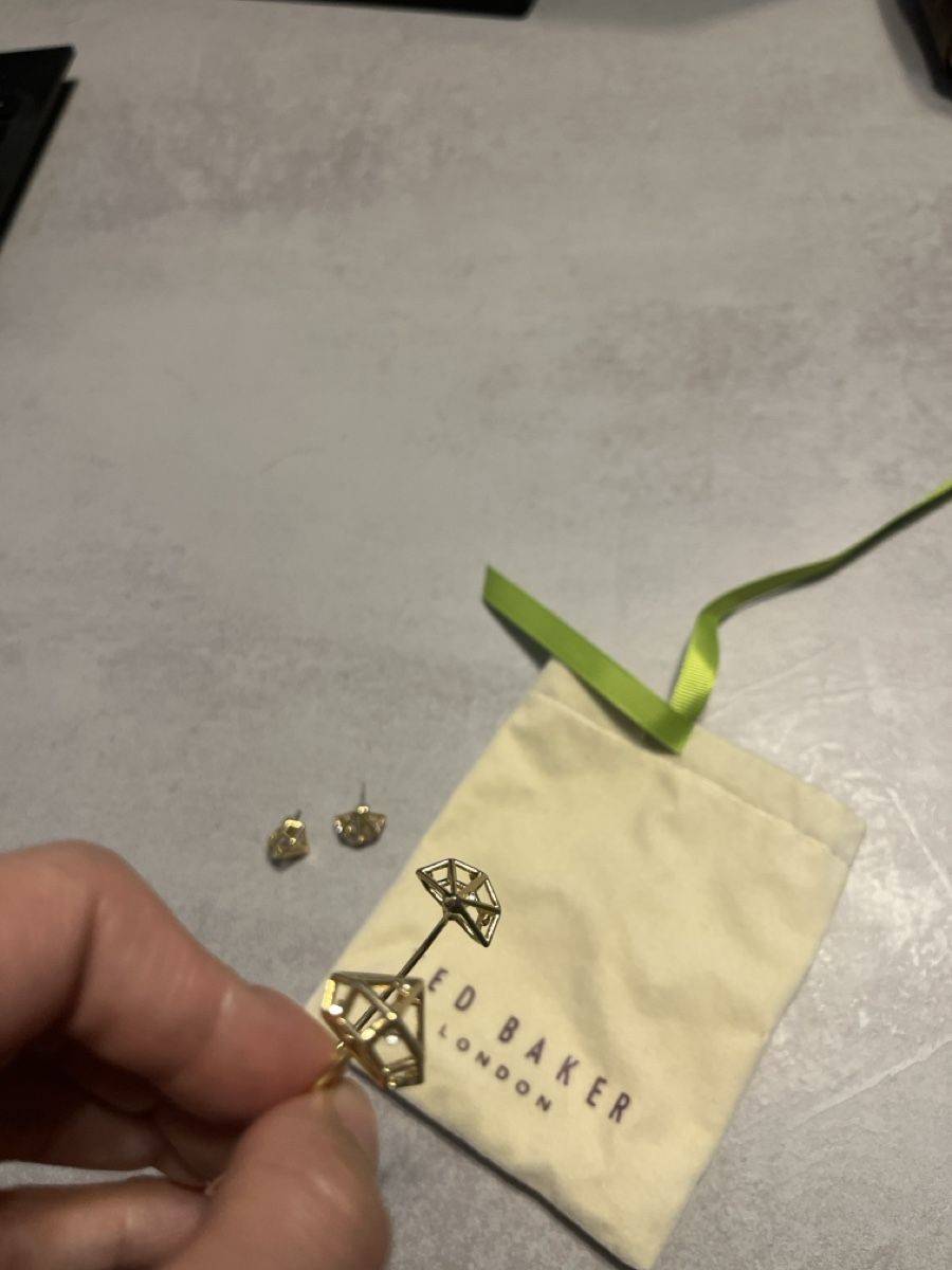Orecchini pendenti & Orecchini a lobo: Ted Baker London Ear Cuff & Stud Earrings – Usato da Zollikerberg venduto da LLV 3