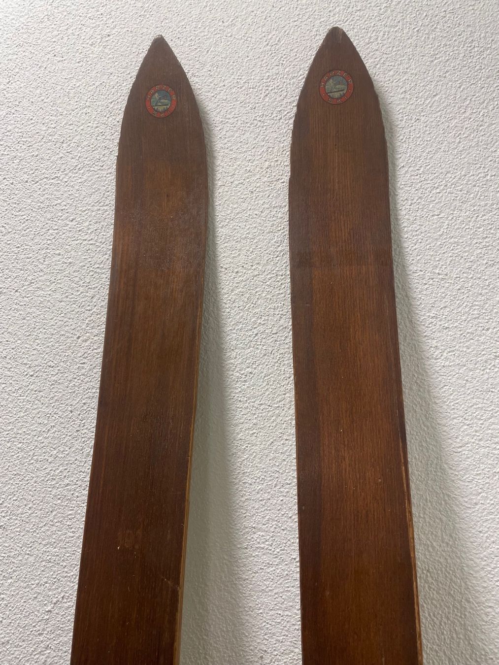 Skis: Ski (H), Holzski mit Stöcken – Gebraucht aus Menziken von fiat-500 1