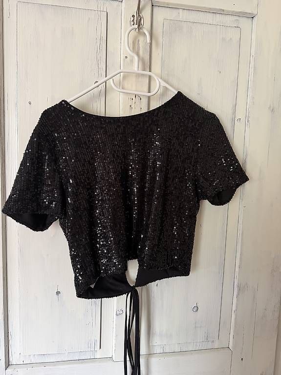 Top: Schwarzes Pailletten-Crop-Top – Usato da Innertkirchen venduto da shu_v7bj 1