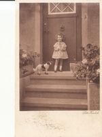 Künstlerkarte Lotte Herrlich An der Tür ca. 1930