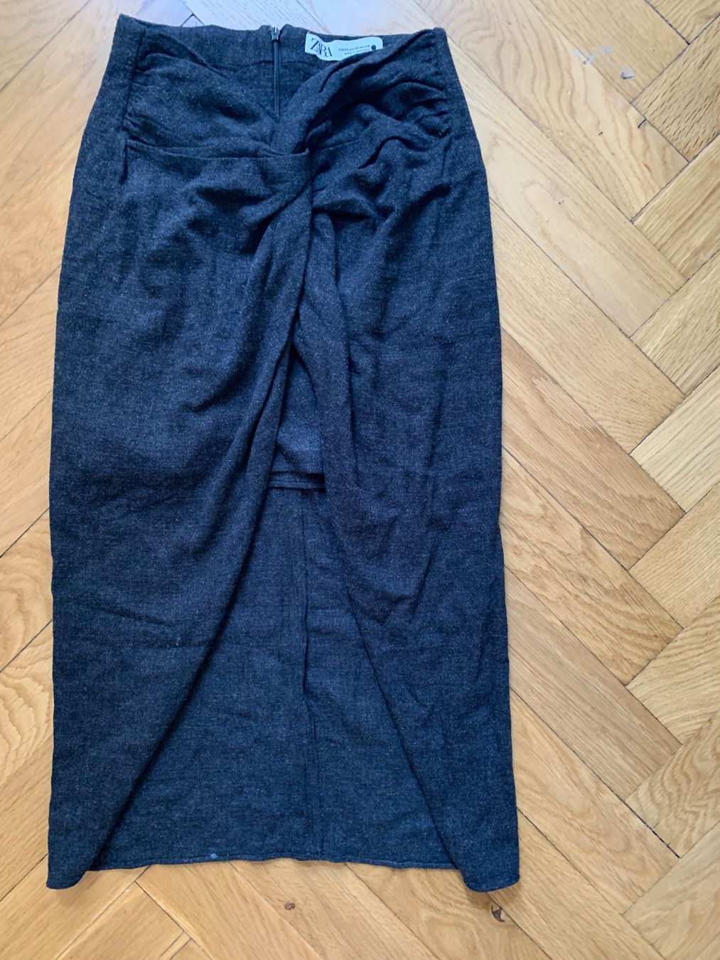 Zara Röcke: Jupe anthracite ouverte sur le devant taille v Zara – Neu (gemäss Beschreibung) aus Genève von rez_c6c6 3