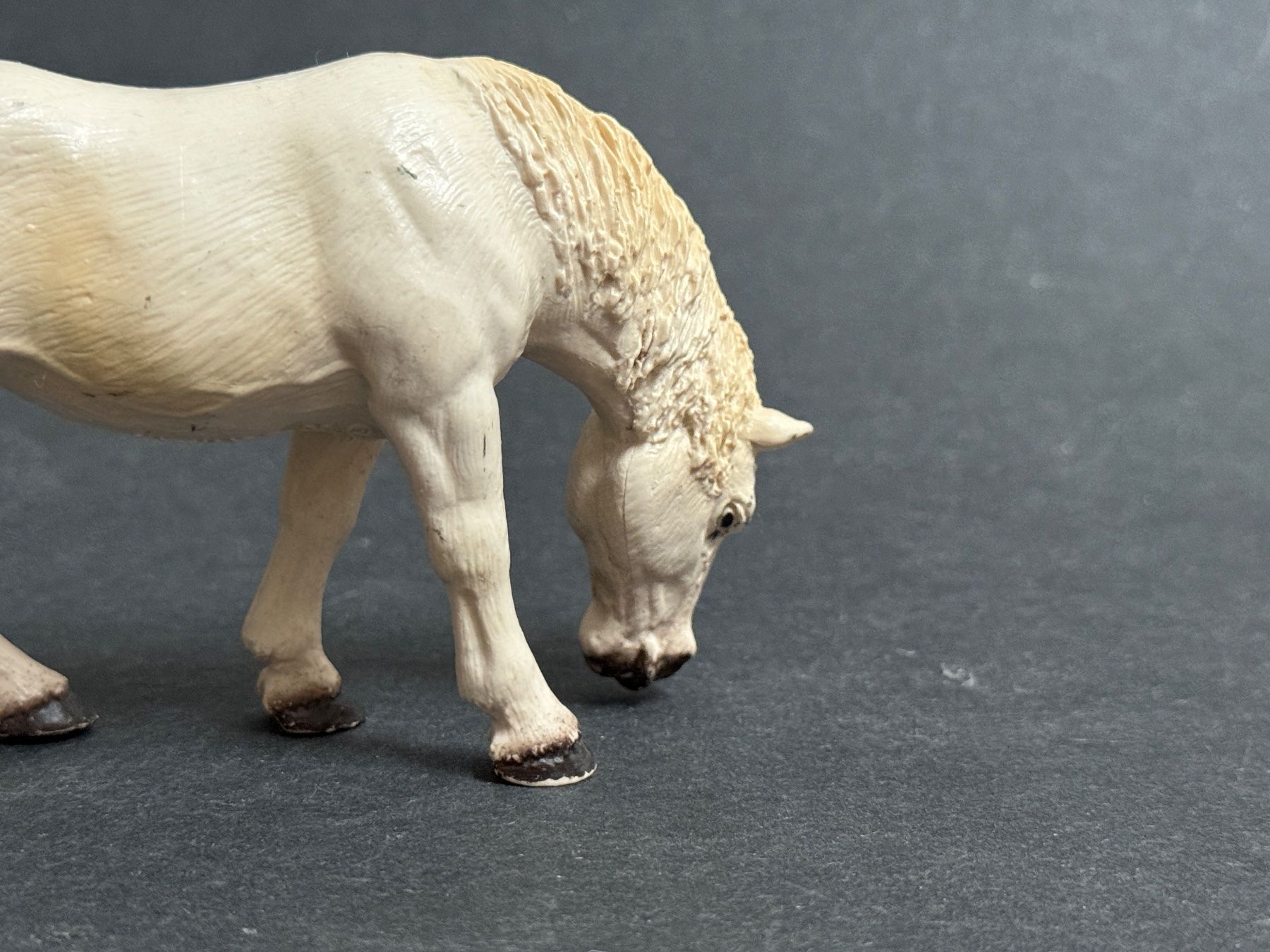 Schleich Statuette: Schleich Pferd 13235 Camargue Stute grasend – Usato da Ennetbaden venduto da mapa05 4