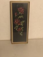 Gesticktes Bild Rosen, schwarzer Hintergrund, Goldrahmen, 33