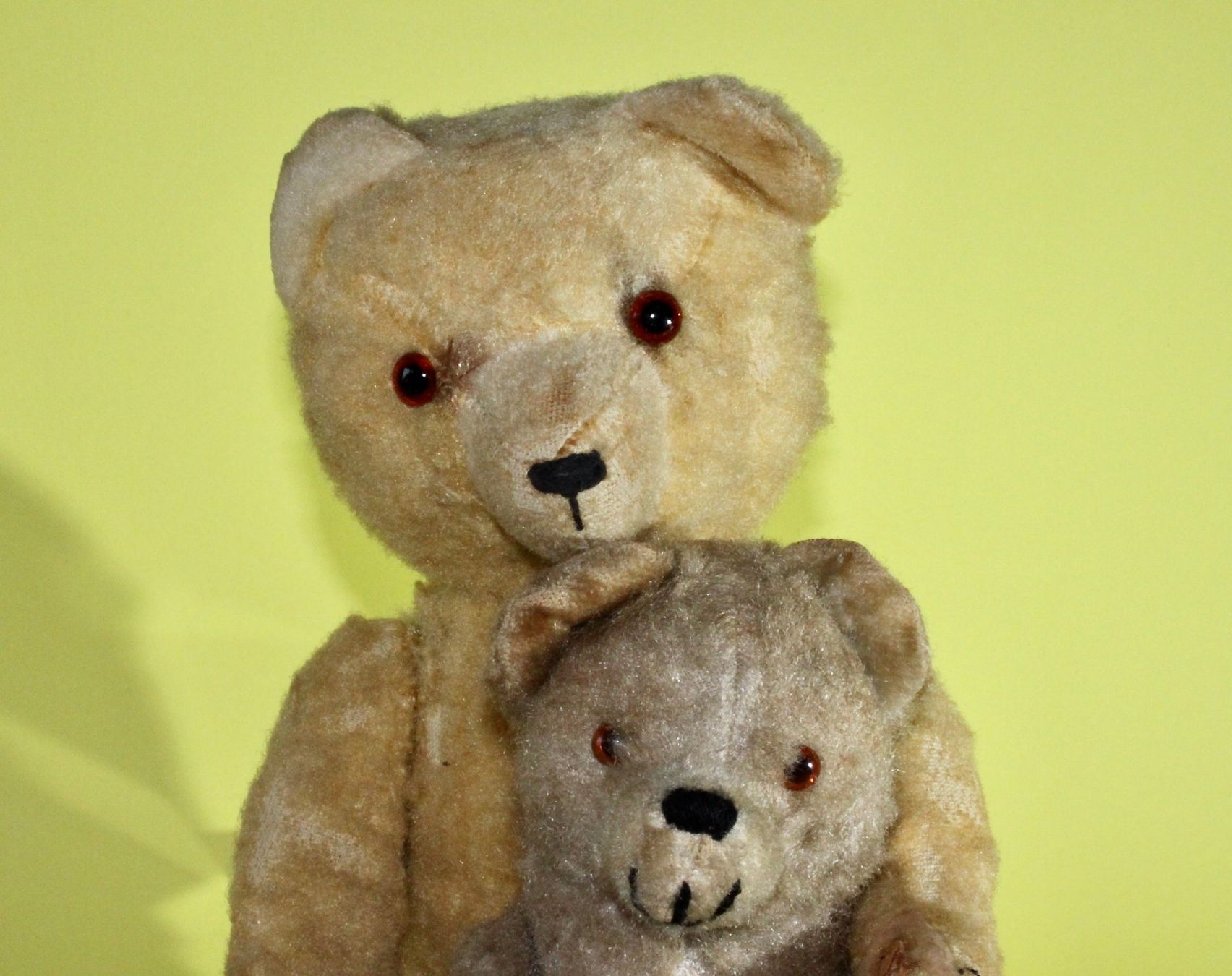 Bambole: ZWEI ALTE , STARK BESPIELTEN TEDDYBÄREN. – Usato da Grandcour venduto da Flowerstyle 1