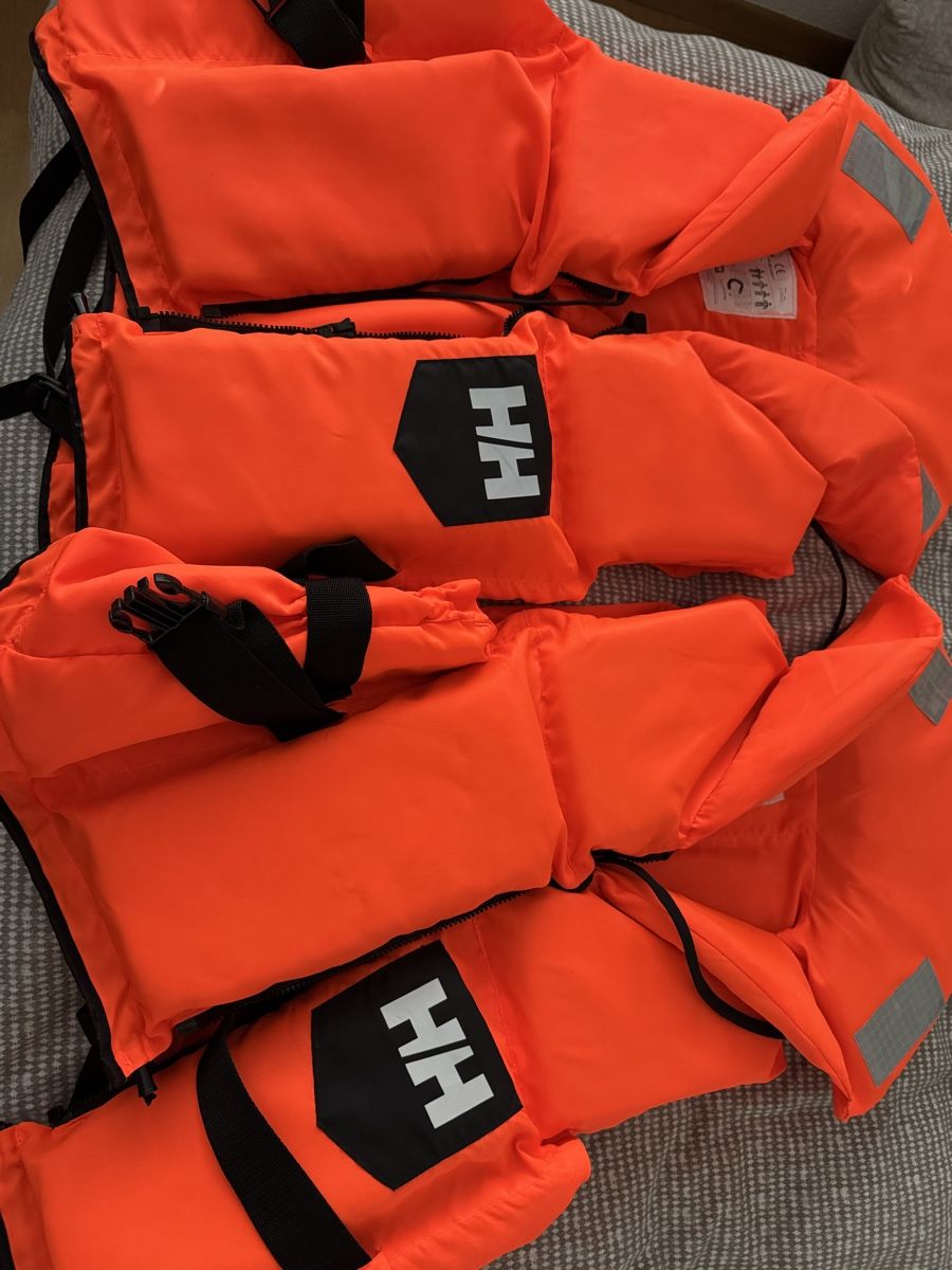 Helly Hansen Schwimmwesten: 2xHelly Hansen Schwimmwesten , Orange beide in M-L – Gebraucht aus Mümliswil von fra_6gsn