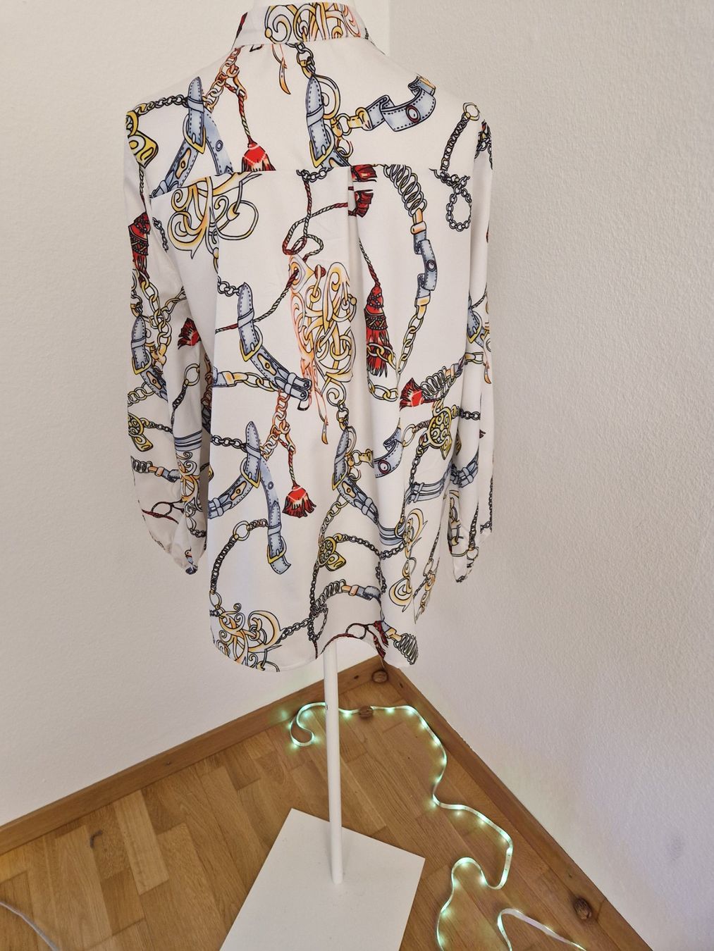 Blusen: Zwei Elegante Damenbluse, Kettendesign, Gr. 40  Weiss – Neu (gemäss Beschreibung) aus Glattbrugg von hap_8w8v 3