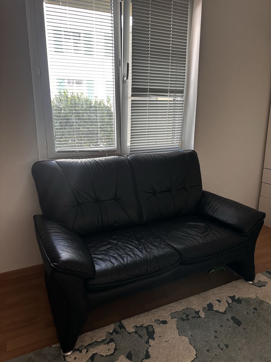 Sofas: Black leather 2-seater sofa – Gebraucht aus Winterthur von mar_8jks 1