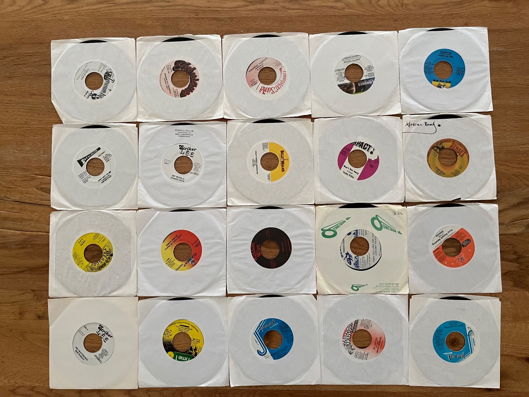 Dischi in vinile: 20 x 7" Dancehall / Reggae Singles - top Zustand – Usato da Olten venduto da Xtra