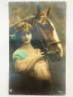 Fotopostkarte Frau mit Pferd Handkoloriert - um 1920 Antik