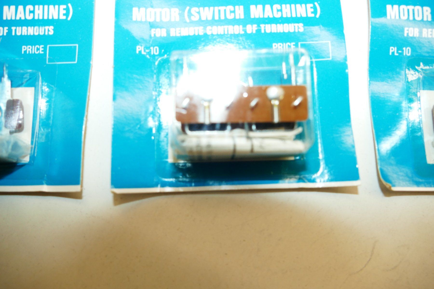 Modellini di ferrovie: Peco H0: 3xMotor (Switch Machine) Remote Control Turnouts – Usato da Niederhasli venduto da rail-duerst 3