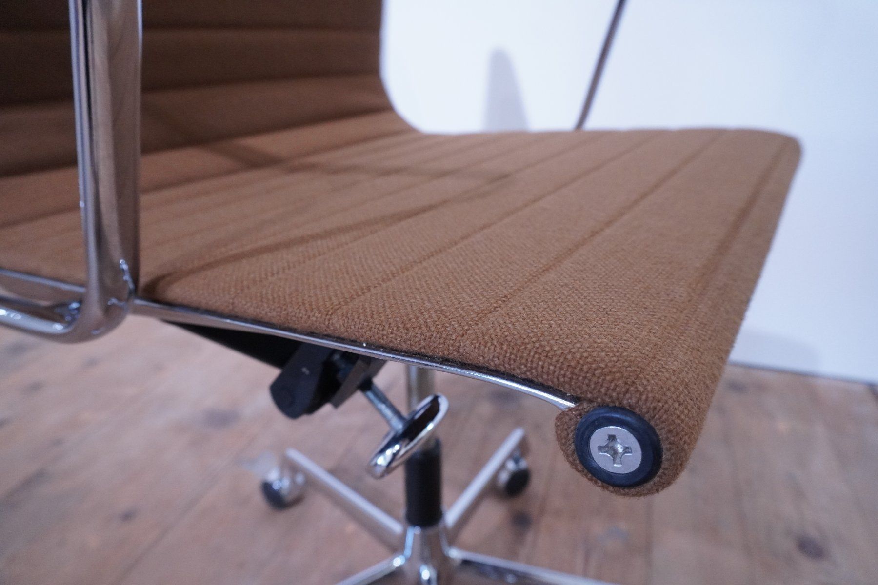 Vitra Sedie: Vitra Eames Alu Chair EA117 Hopsak braun – Usato da Bad Zurzach venduto da QLASSIQ 8