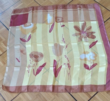 Foulard carré neuf à fleurs Neuf/Quadratischer Schal neu