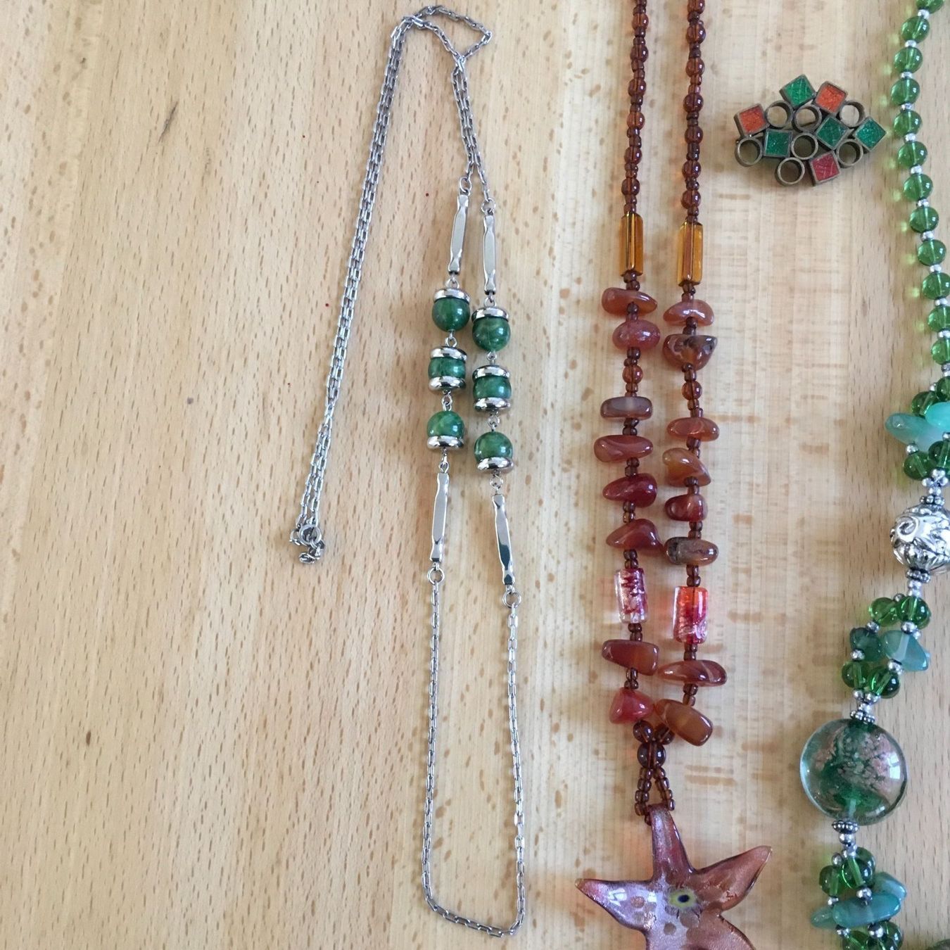Ketten: Modeschmuck 3 Ketten und eine Brosche, – Gebraucht aus Bern von antigua13 1