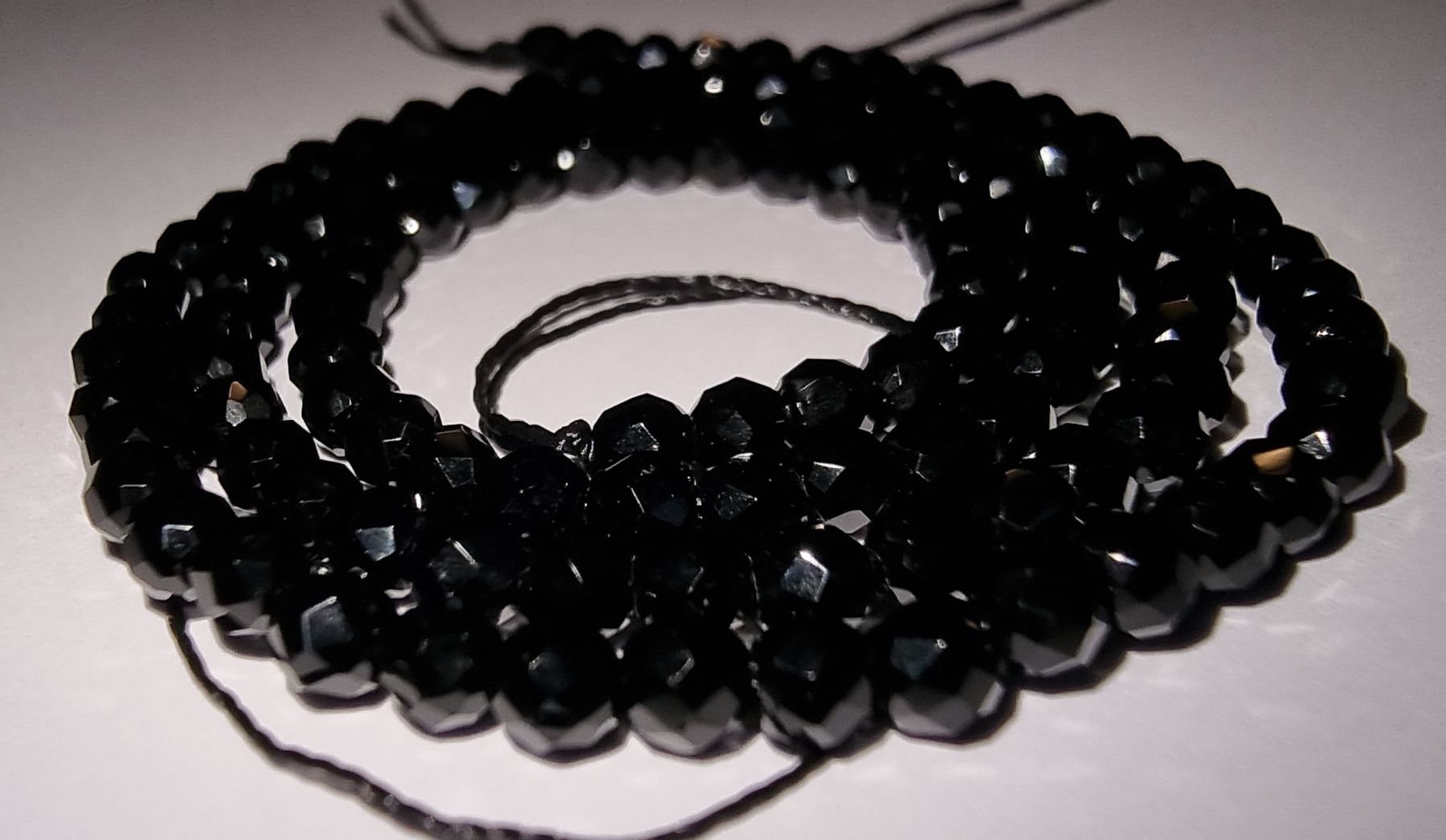 Minerali & Pietre curative: Onyx schwarz facettiert 3mm. Strang – Nuovo e nell'imballaggio originale da Menziken venduto da Mirager 1