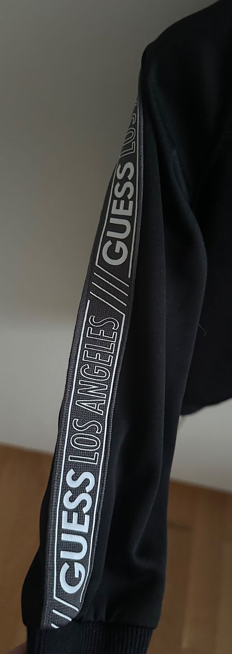 Guess Pullover & Sweatshirts: Guess Sweater – Gebraucht aus Dürrenroth von tvy_bh56 2