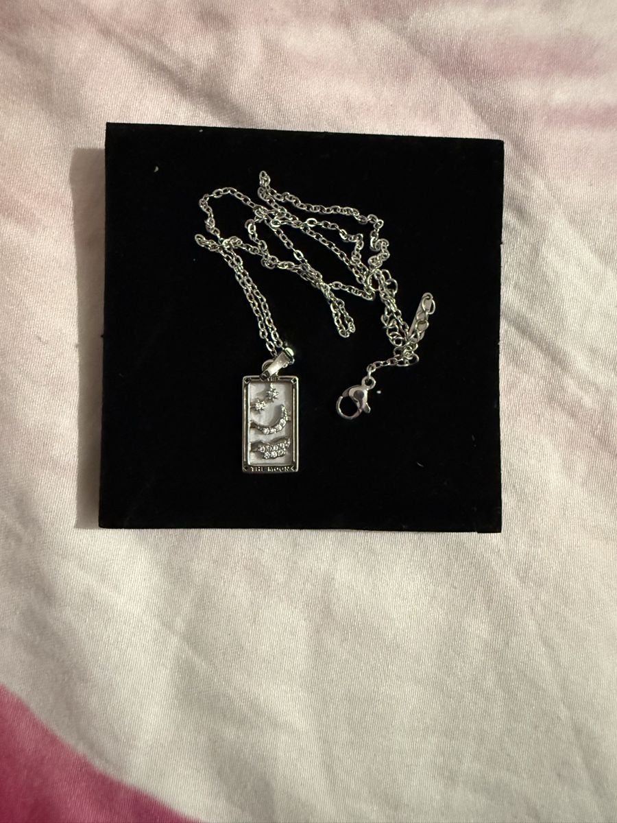 Ketten: Collier pendentif rectangle motif étoiles et lune  – Gebraucht aus Tolochenaz von izz_7vdk