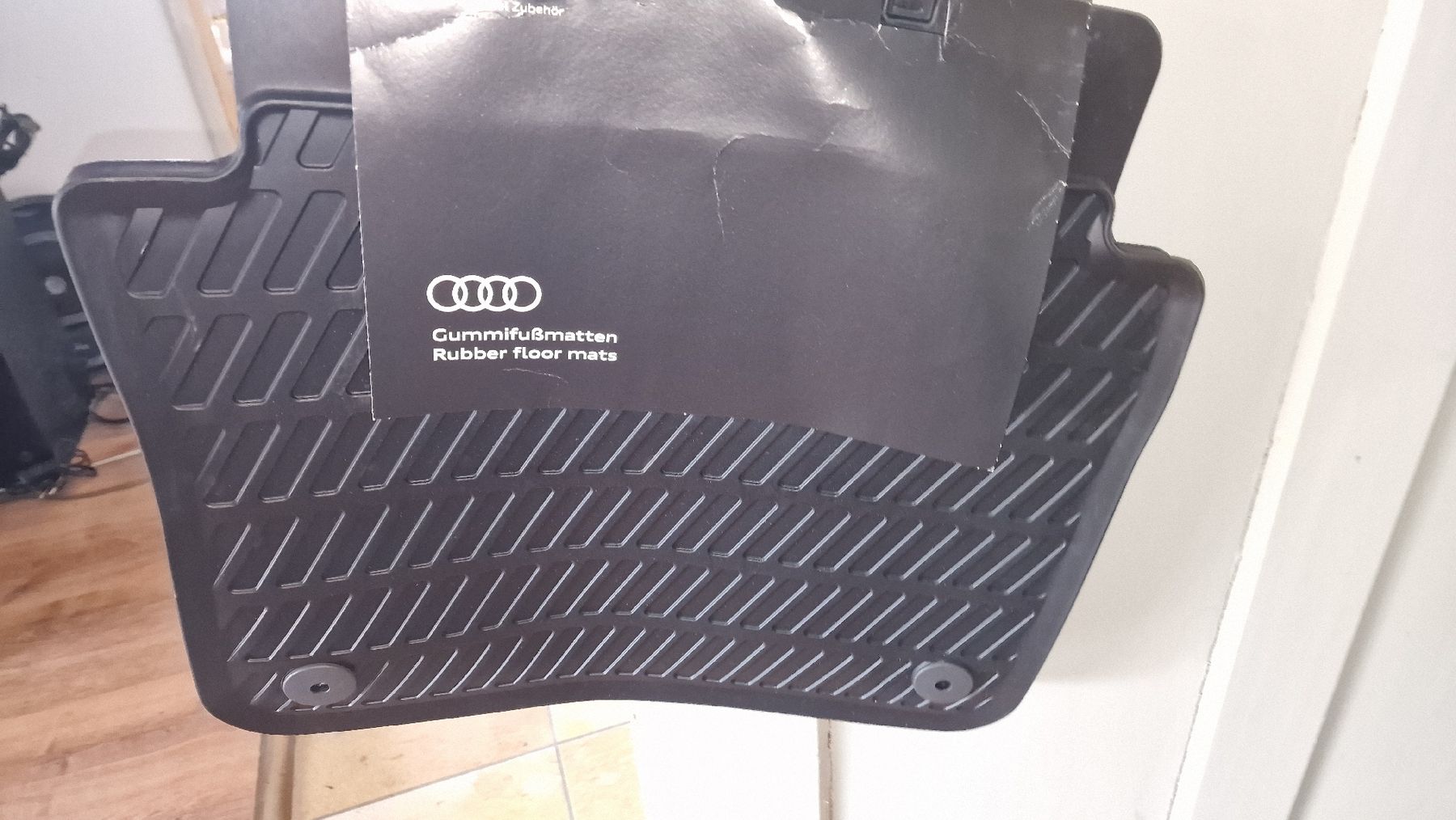 Tappetini fitness: Audi A8 Gummifußmatten – Nuovo (secondo la descrizione) da Hirschthal venduto da VintageHifiFan