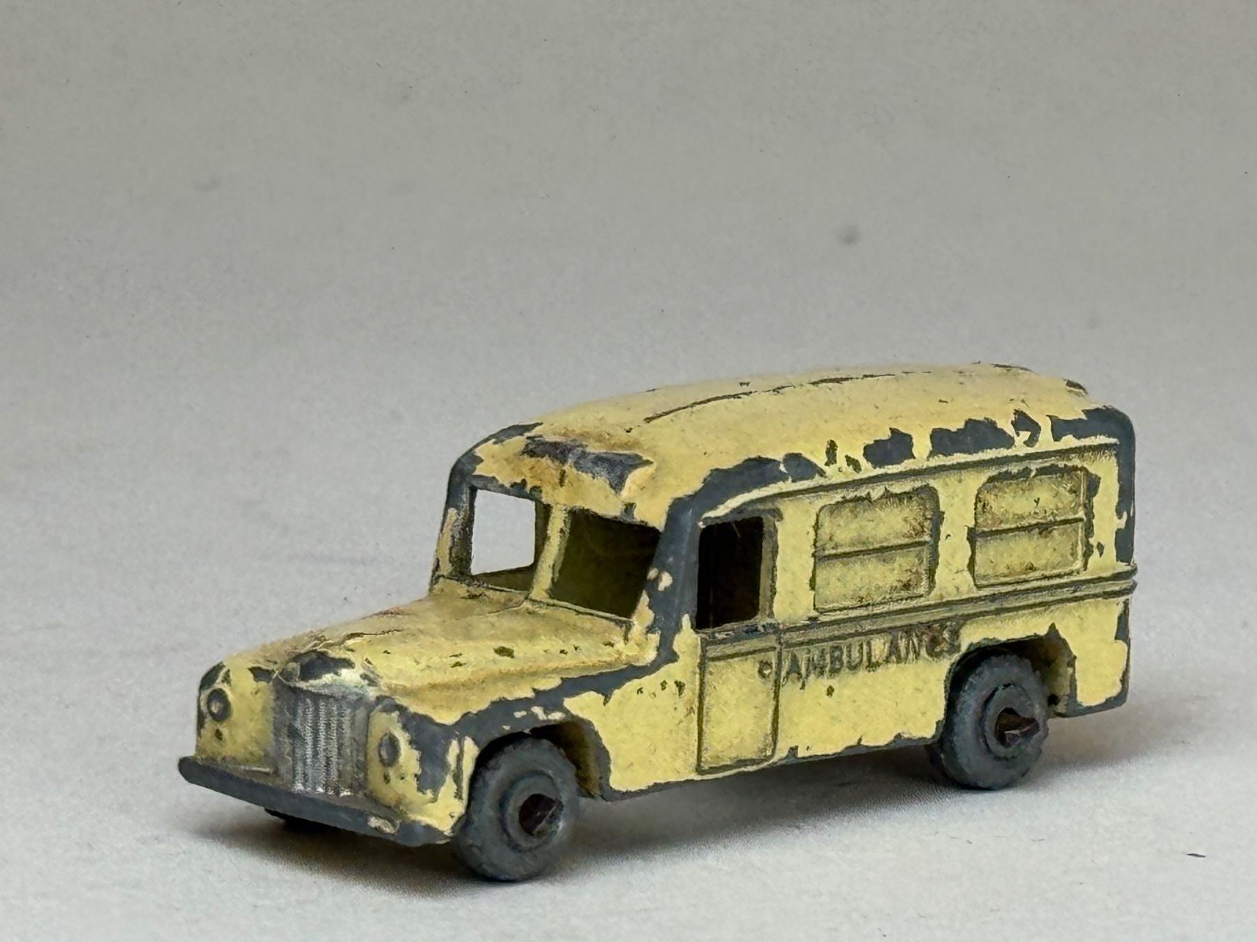 Lesney Modellini d'auto: GB- Lesney Krankenwagen beige – Usato da Elm venduto da Wikmtz
