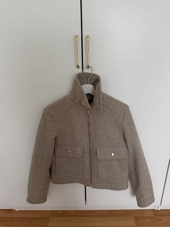 Kurze Jacke Zara beige mit Reissverschluss Grösse S 